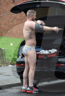 PEOPLE - Austin Armacost zieht sich bei seinem Auto um