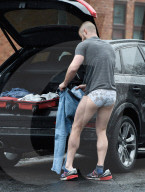 PEOPLE - Austin Armacost zieht sich bei seinem Auto um