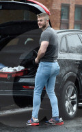 PEOPLE - Austin Armacost zieht sich bei seinem Auto um