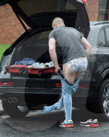 PEOPLE - Austin Armacost zieht sich bei seinem Auto um