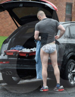 PEOPLE - Austin Armacost zieht sich bei seinem Auto um
