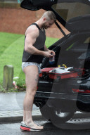 PEOPLE - Austin Armacost zieht sich bei seinem Auto um