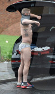 PEOPLE - Austin Armacost zieht sich bei seinem Auto um
