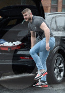 PEOPLE - Austin Armacost zieht sich bei seinem Auto um