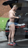 PEOPLE - Austin Armacost zieht sich bei seinem Auto um