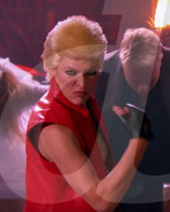 PEOPLE - Milla Jovovich singt als Billy Idol 'White Wedding'