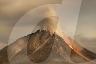 NEWS - Indonesien: Sinabung Vulkan pufft Asche in die Luft