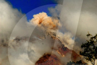 NEWS - Indonesien: Sinabung Vulkan pufft Asche in die Luft