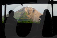 NEWS - Indonesien: Sinabung Vulkan pufft Asche in die Luft