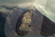 NEWS - Indonesien: Sinabung Vulkan pufft Asche in die Luft