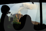 NEWS - Indonesien: Sinabung Vulkan pufft Asche in die Luft