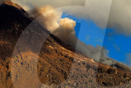 NEWS - Indonesien: Sinabung Vulkan pufft Asche in die Luft