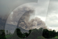 NEWS - Indonesien: Sinabung Vulkan pufft Asche in die Luft