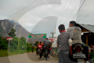 NEWS - Indonesien: Sinabung Vulkan pufft Asche in die Luft