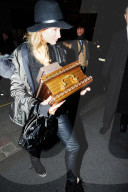 EXKLUSIV - Paris Hilton mit Schachtel in London unterwegs