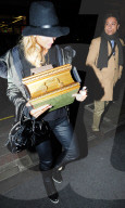 EXKLUSIV - Paris Hilton mit Schachtel in London unterwegs