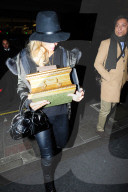 EXKLUSIV - Paris Hilton mit Schachtel in London unterwegs