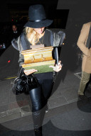 EXKLUSIV - Paris Hilton mit Schachtel in London unterwegs