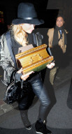 EXKLUSIV - Paris Hilton mit Schachtel in London unterwegs
