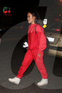 PEOPLE - Karrueche Tran geht im roten Trainer ins Roxy