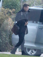 EXKLUSIV -  Brad Pitt Heads in Santa Monica unterwegs