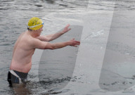FEATURE - China: Schimmen im Eispool