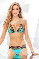 PEOPLE - Josephine Skriver zeigt die neuste Sauvage Bademode
