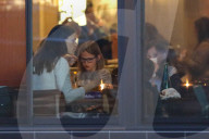 EXKLUSIV - Alle Hände voll zu tun: Jennifer Garner mit ihren Kindern beim Dinner