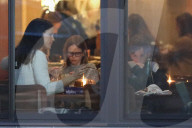 EXKLUSIV - Alle Hände voll zu tun: Jennifer Garner mit ihren Kindern beim Dinner