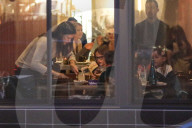 EXKLUSIV - Alle Hände voll zu tun: Jennifer Garner mit ihren Kindern beim Dinner