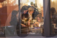 EXKLUSIV - Alle Hände voll zu tun: Jennifer Garner mit ihren Kindern beim Dinner
