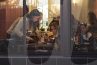 EXKLUSIV - Alle Hände voll zu tun: Jennifer Garner mit ihren Kindern beim Dinner