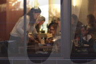 EXKLUSIV - Alle Hände voll zu tun: Jennifer Garner mit ihren Kindern beim Dinner