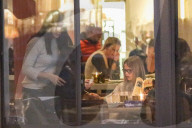 EXKLUSIV - Alle Hände voll zu tun: Jennifer Garner mit ihren Kindern beim Dinner
