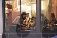EXKLUSIV - Alle Hände voll zu tun: Jennifer Garner mit ihren Kindern beim Dinner