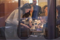 EXKLUSIV - Alle Hände voll zu tun: Jennifer Garner mit ihren Kindern beim Dinner