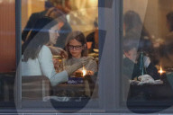 EXKLUSIV - Alle Hände voll zu tun: Jennifer Garner mit ihren Kindern beim Dinner