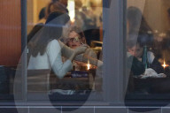 EXKLUSIV - Alle Hände voll zu tun: Jennifer Garner mit ihren Kindern beim Dinner
