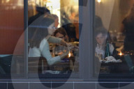 EXKLUSIV - Alle Hände voll zu tun: Jennifer Garner mit ihren Kindern beim Dinner