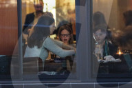 EXKLUSIV - Alle Hände voll zu tun: Jennifer Garner mit ihren Kindern beim Dinner