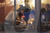 EXKLUSIV - Alle Hände voll zu tun: Jennifer Garner mit ihren Kindern beim Dinner