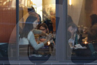 EXKLUSIV - Alle Hände voll zu tun: Jennifer Garner mit ihren Kindern beim Dinner