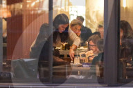 EXKLUSIV - Alle Hände voll zu tun: Jennifer Garner mit ihren Kindern beim Dinner