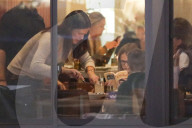 EXKLUSIV - Alle Hände voll zu tun: Jennifer Garner mit ihren Kindern beim Dinner