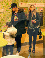 EXKLUSIV - Happy Family: Mariah Carey und Bryan Tanaka mit den Kindern bei Frozen Yogurt 