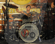 PEOPLE - Phil Collins mit seinem Sohn Nicholas im Hard Rock Cafe in Hollywood