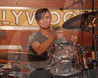 PEOPLE - Phil Collins mit seinem Sohn Nicholas im Hard Rock Cafe in Hollywood