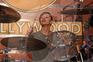 PEOPLE - Phil Collins mit seinem Sohn Nicholas im Hard Rock Cafe in Hollywood