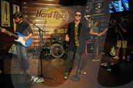 PEOPLE - Phil Collins mit seinem Sohn Nicholas im Hard Rock Cafe in Hollywood