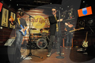 PEOPLE - Phil Collins mit seinem Sohn Nicholas im Hard Rock Cafe in Hollywood